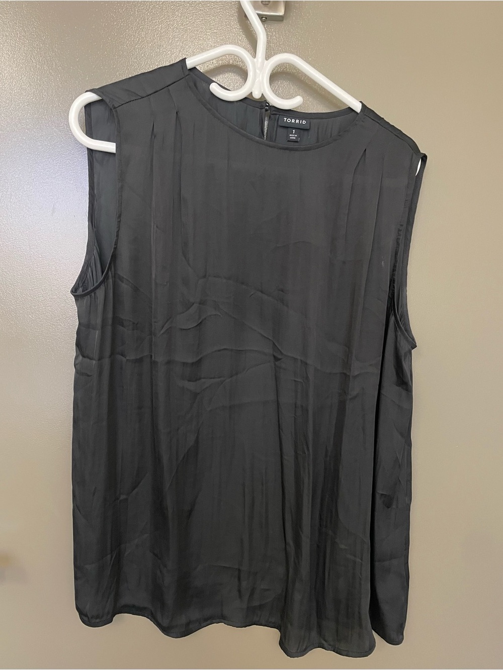 torrid Black Sleeveless Pleated-Yoke Tank